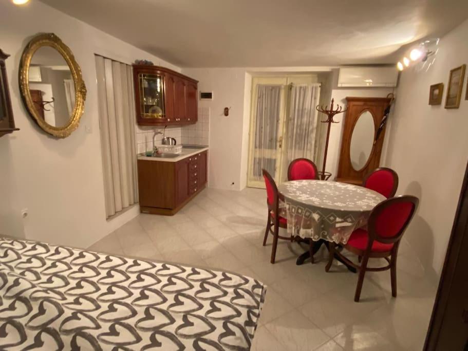 'round The Corner Apartma